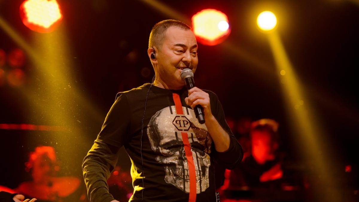 Zor gnleri atlatmaya alan Serdar Orta yeni yln ilk konserini verdi!