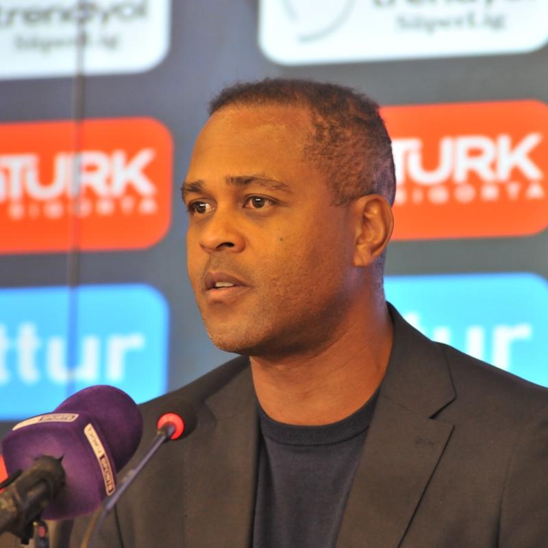 Son olarak Adana Demirspor'u �al��t�rm��t�! Patrick Kluivert'�n yeni adresi belli oldu