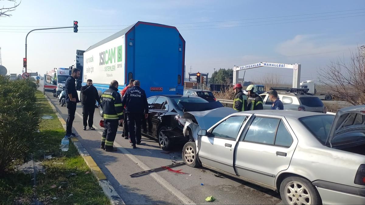 Manisa'da zincirleme kaza: 4 yaral