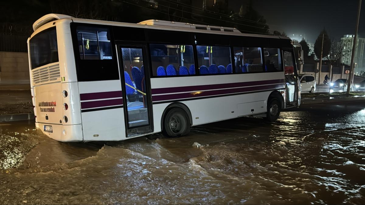 Adana'da patlayan boru zemini kertti: Otobs iine dt