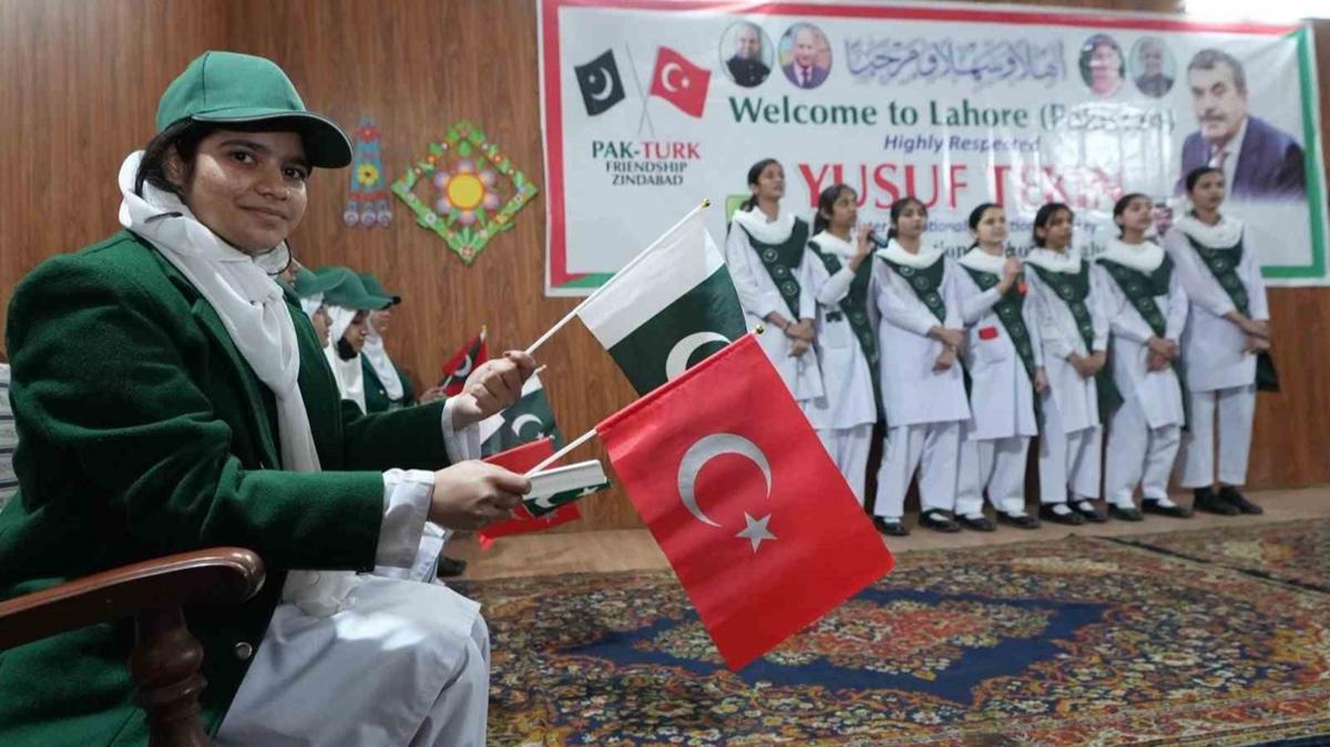 Bakan Tekin, Pakistan'da