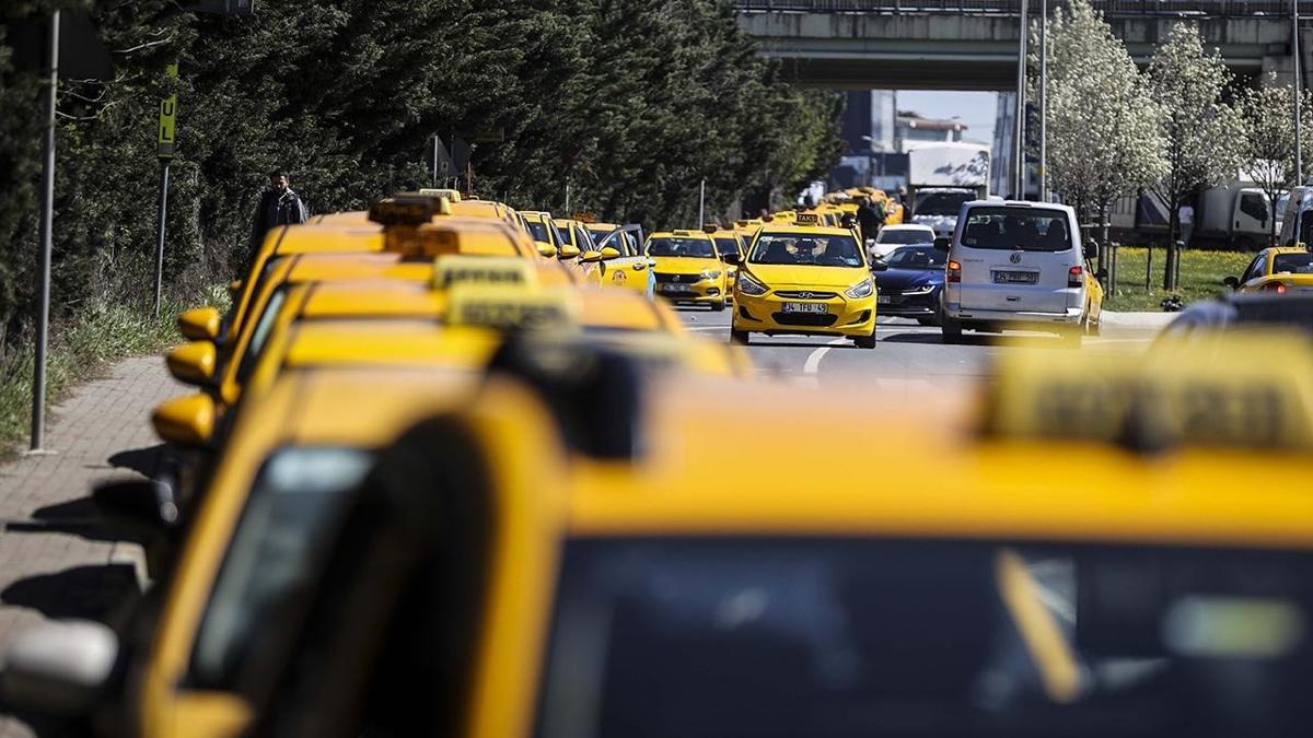 stanbul'da yolcusuna bak eken taksiciye para cezas