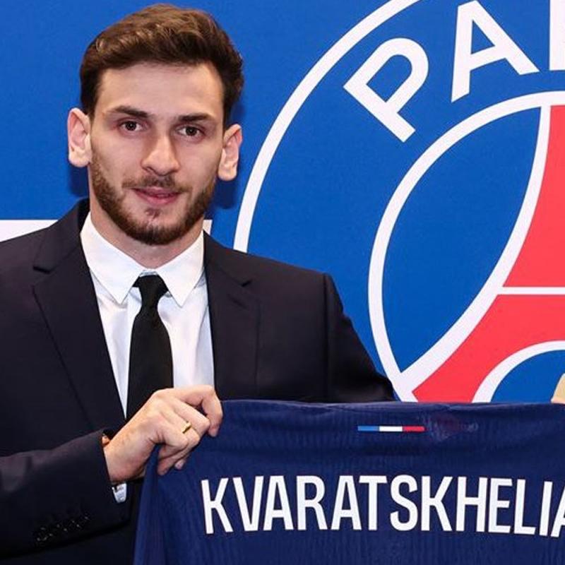 Dev transfer akland! PSG Khvicha Kvaratskhelia'y duyurdu