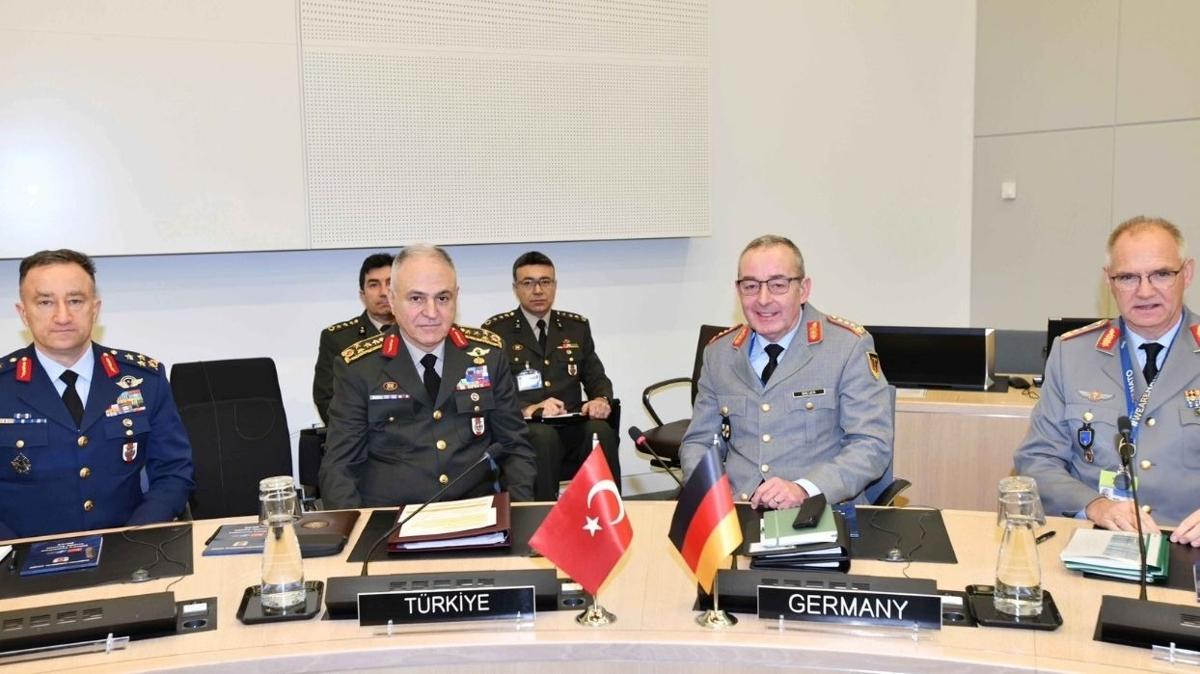 Orgeneral Grak, Belika'da bir dizi temasta bulundu