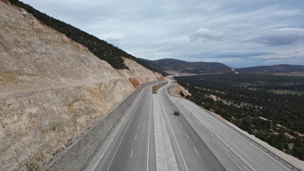 Korkuteli-Elmal Yolu ald... Bakan Uralolu: Hzl ve konforlu ticaret koridoru tesis ettik