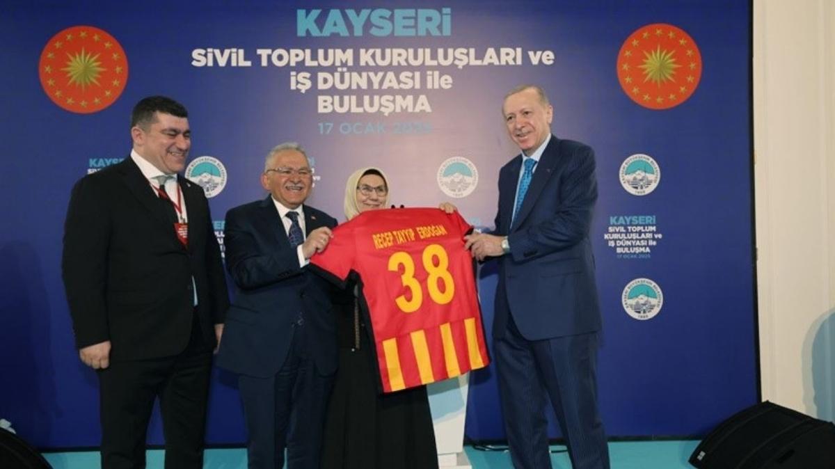 Bakan Erdoan'a Kayserispor'dan forma hediyesi