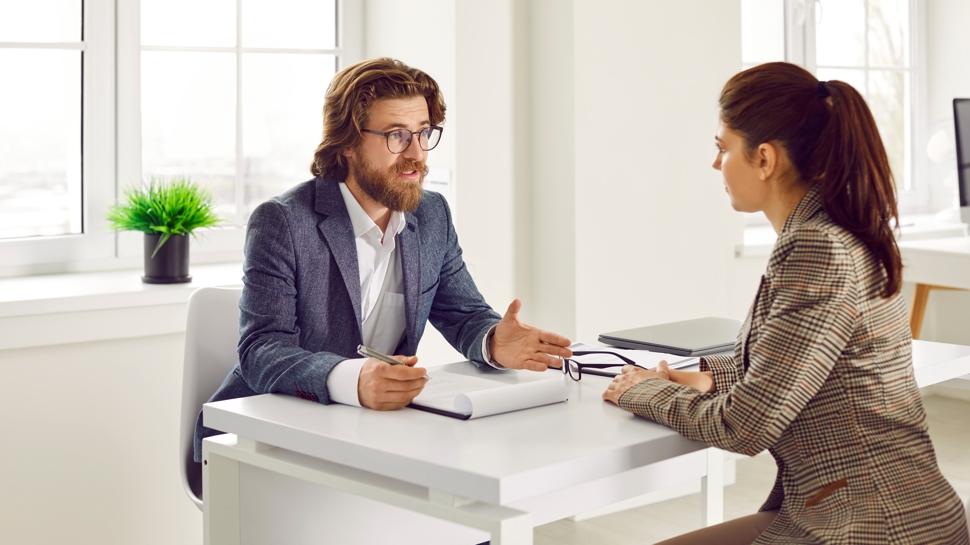 Kahverengi iş hayatında neden sevilmez? Giymeyin, işinizi kaptırmayın!