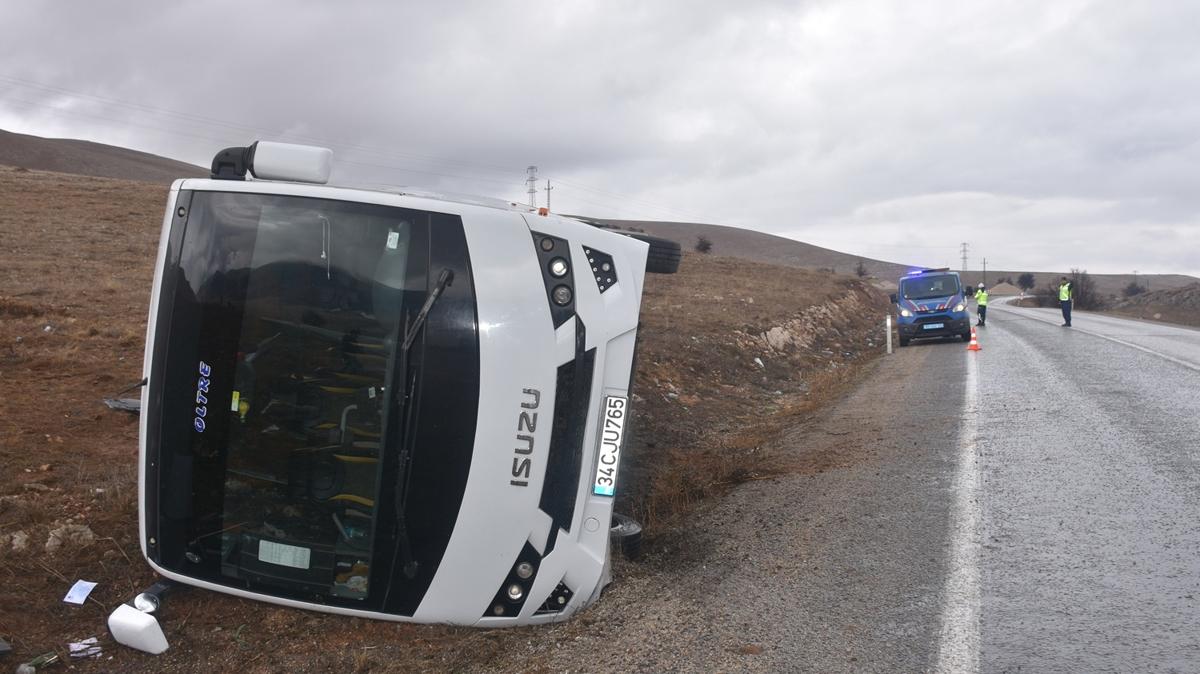 inli turistleri tayan otobs devrildi; 3 yaral