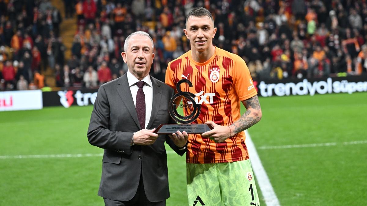 Galatasaray'da Fernando Muslera'ya plaket verildi