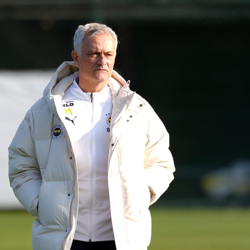 Jose Mourinho, cezas sebebiyle kenarda yerini alamad