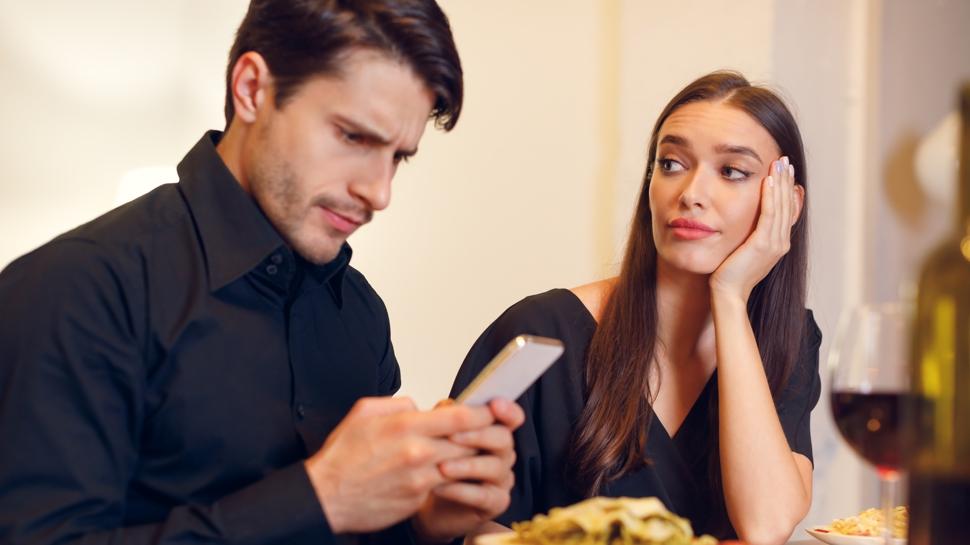 Eşinizin sizden sıkıldığını gösteren 10 işaret! İlişkileri bitirme noktasına getiriyor