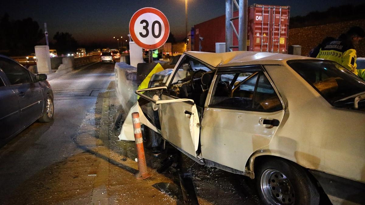 Mersin'de otomobil gie bariyerlerine arpt: l ve yarallar var