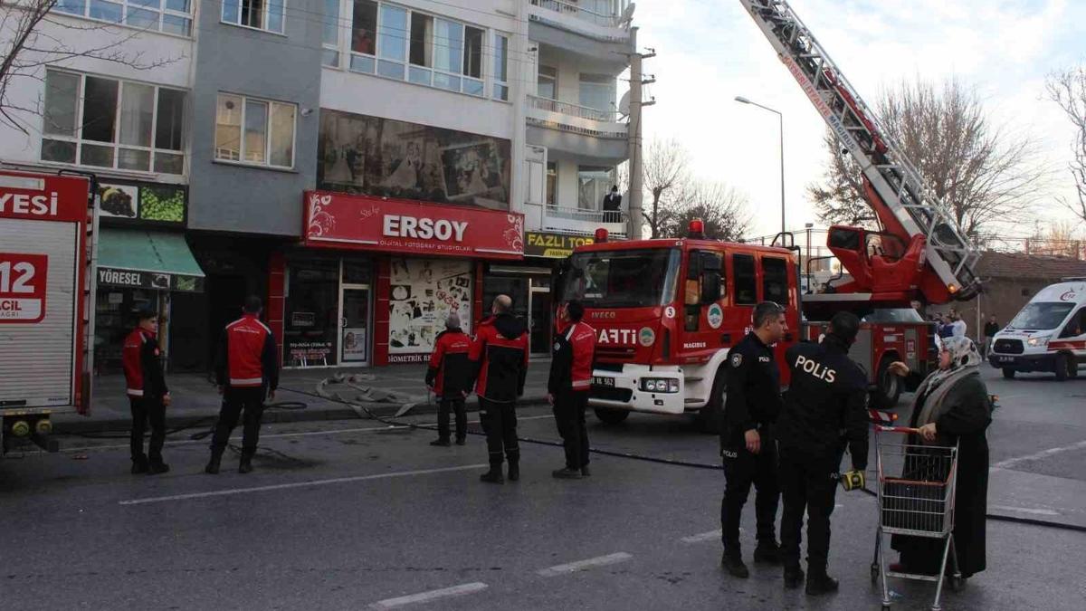 4 katl binada yangn: Vatandalar kurtarlmay bekliyor