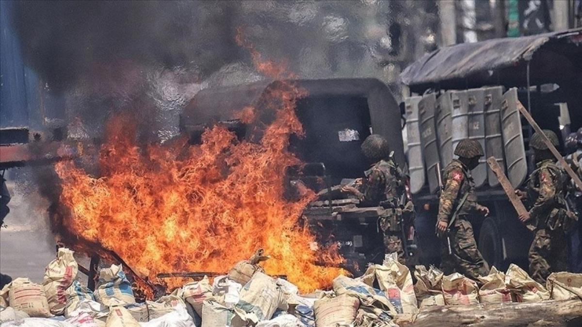 Myanmar'da ynetim hava saldrlaryla sivilleri ldryor; AB ve 8 lkeden knama