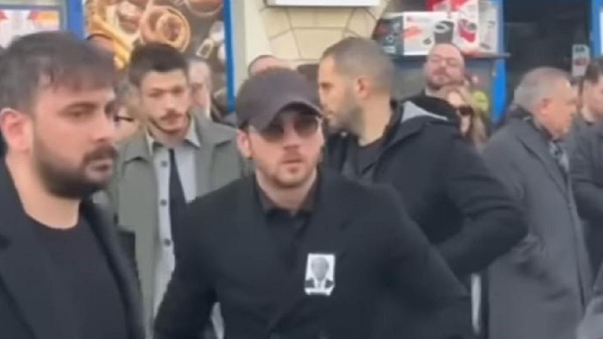 Aras Bulut ynemli'ye babasnn cenazesinde o isimden byk ayp!