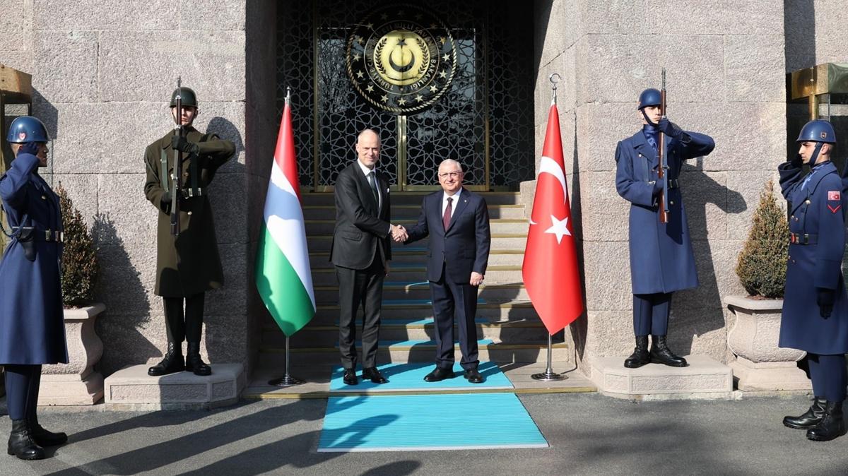 Macar Bakan: Macaristan, NATO'nun en byk ikinci ordusuna sahip Trkiye ile i birlii srdrmekten gurur duymaktadr