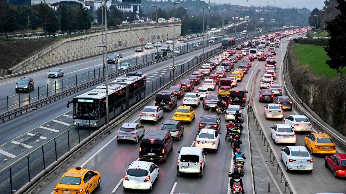 stanbul'un trafik ilesi... Aralar glkle ilerledi