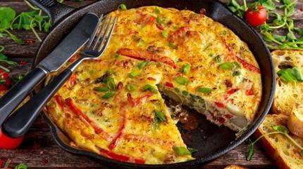 Kaar sakz gibi uzuyor: Kahvaltlk domatesli omlet tarifi! Menemenden lezzetli