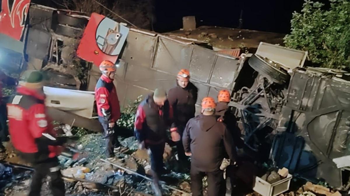 Antalya'da yolcu otobs arampole devrildi