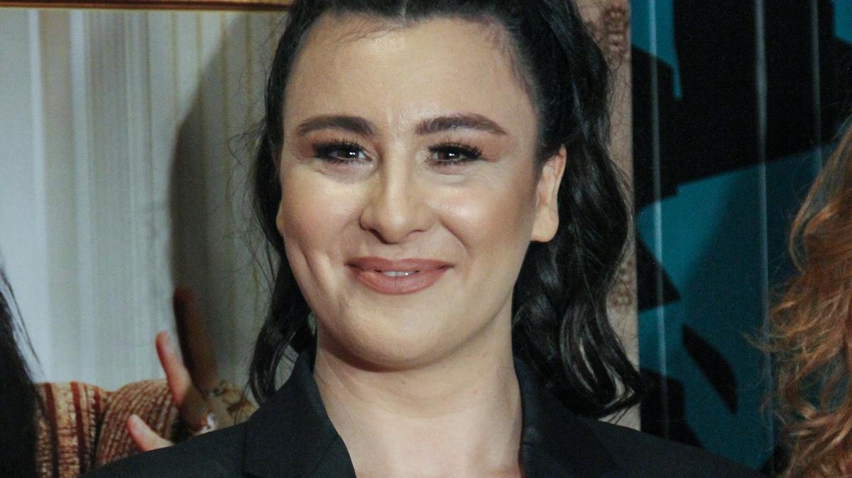 Yasemin Sakallolu'ndan kafalar kartran aklama!