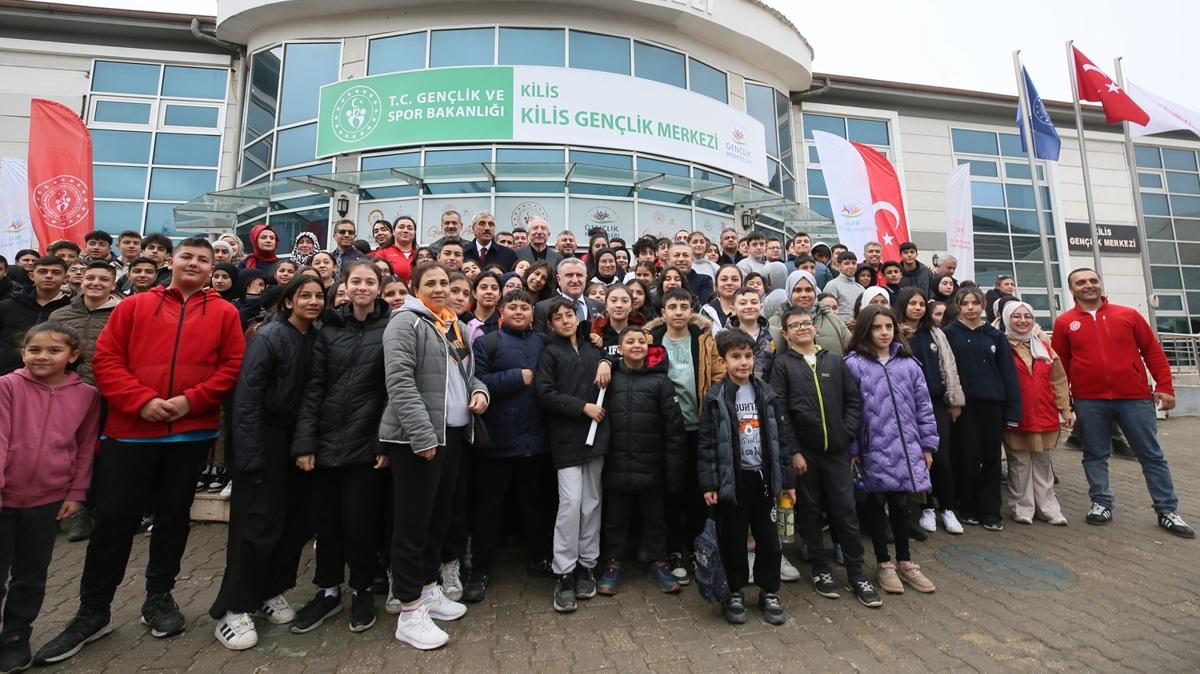 Bakan Bak asrn felaketinin yl dnmnde genlerle bir araya geldi