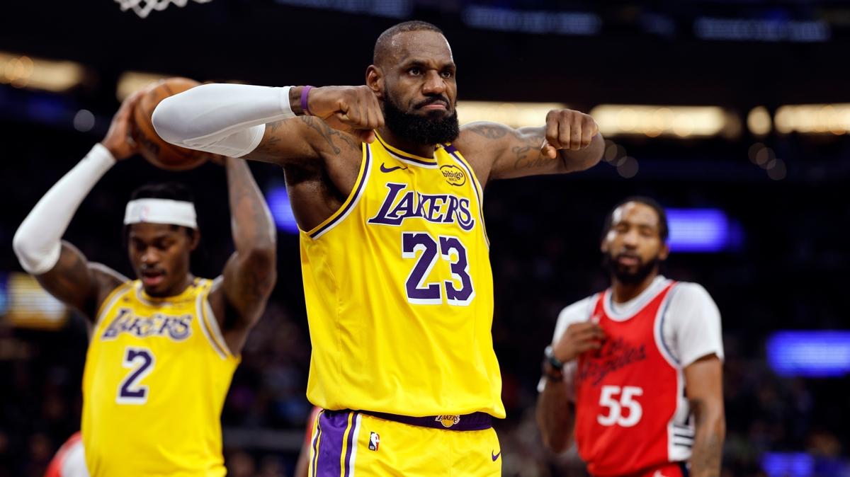 LeBron James, bir mata 42 say atarak tarihe geti