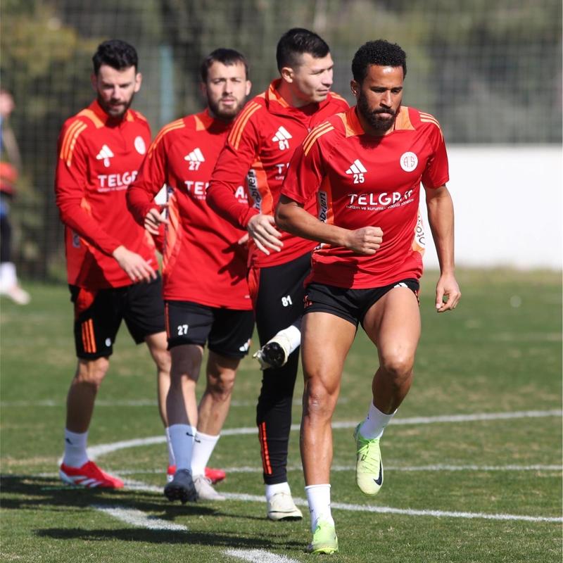 Antalyaspor evinde Baakehir ile karlaacak