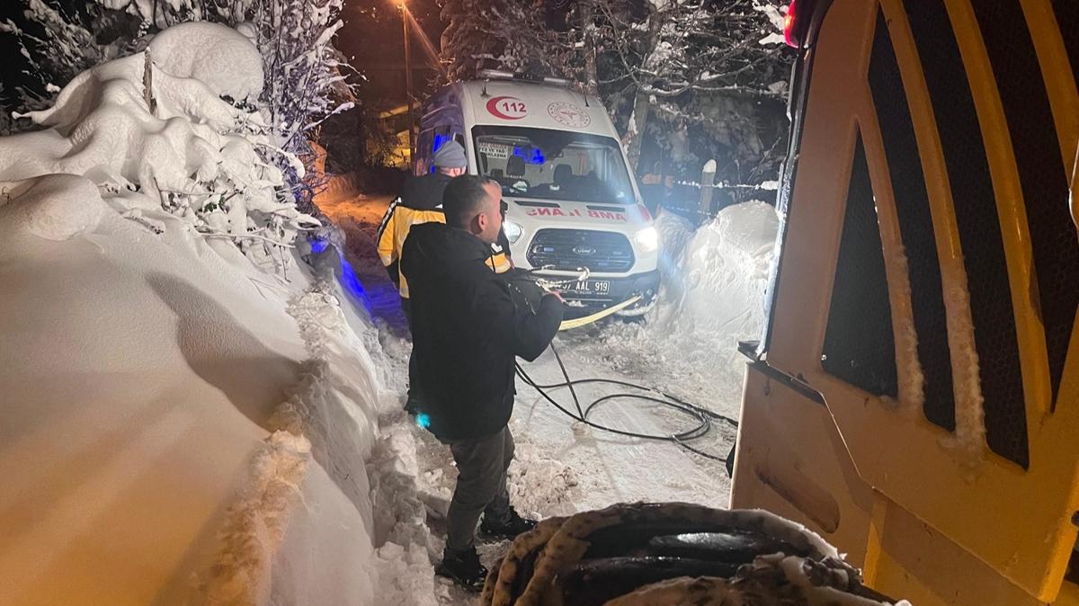 Ky yolu kardan kapand: Hastalarn yardmna ekipler yetiti