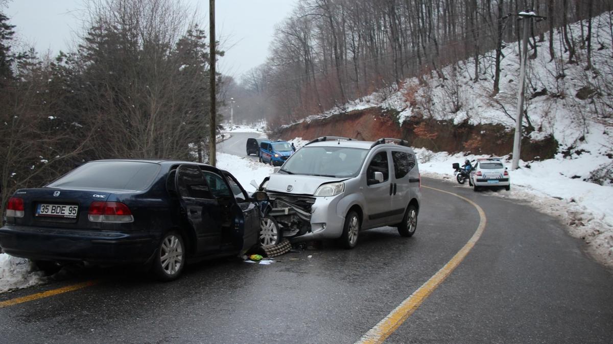 Sakarya'da otomobille hafif ticari ara arpt: 5 yaral