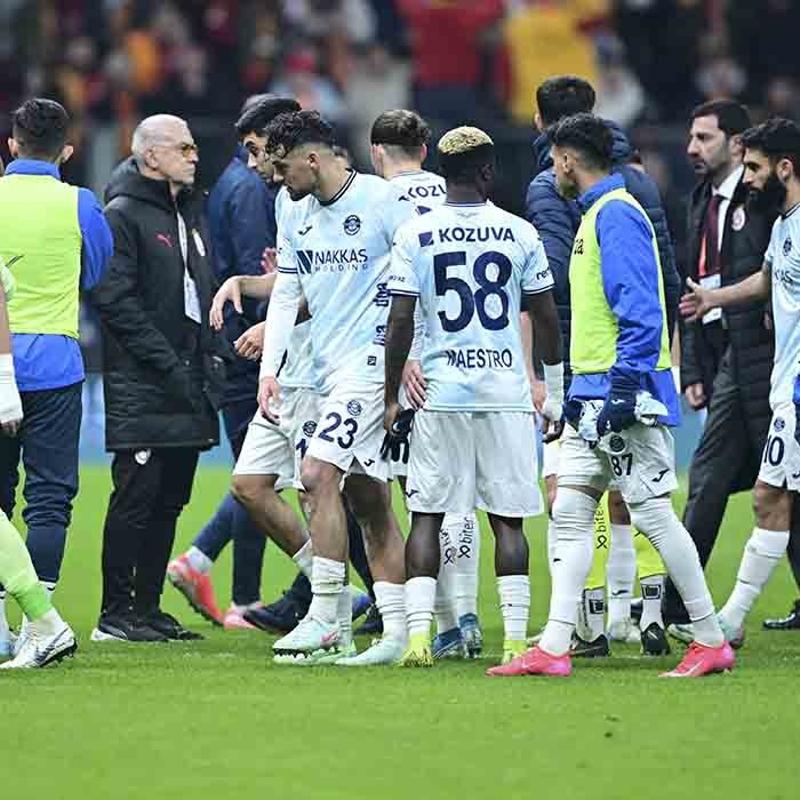 Adana Demirspor sahadan �ekildi! Ma� yar�da kald�