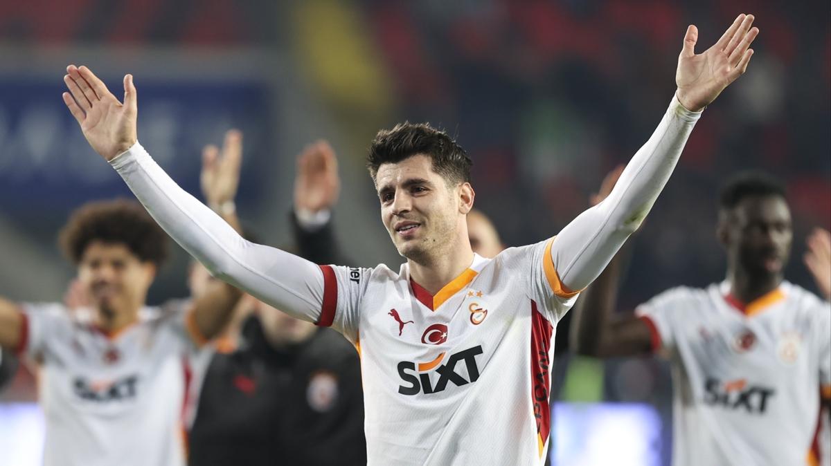 Galatasaray'da Morata taraftarlarla buluuyor