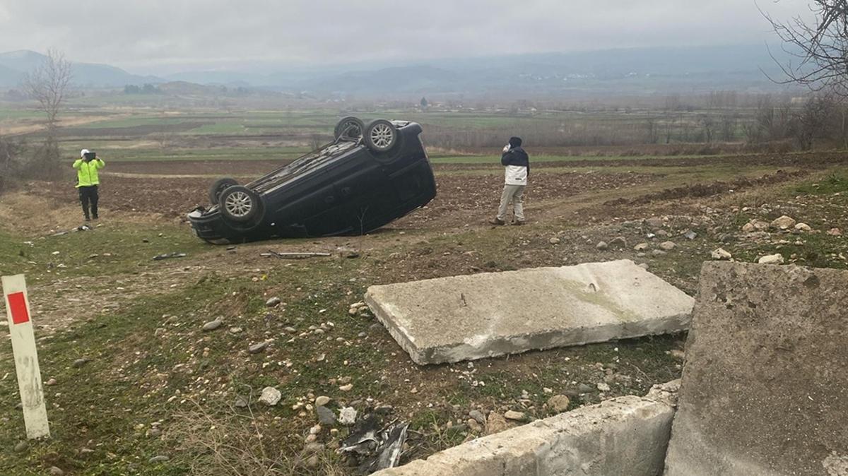 Tokat'ta otomobil tarlaya devrildi: 2 kii yaraland