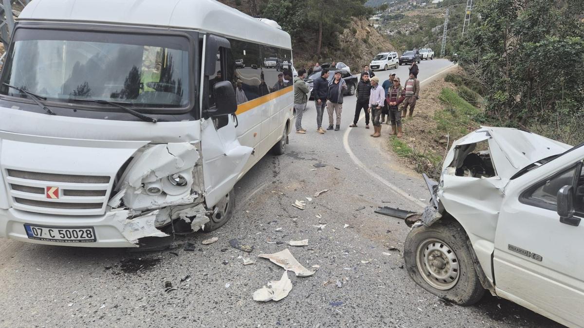 Antalya'da renci servisi ile kamyonet arpt: 24 yaral