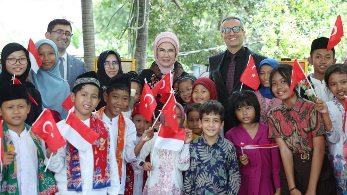 Emine Erdoan Endonezya'da Yunus Emre Enstitsn ziyaret etti; rencilerin Trkiye hayallerini dinledi