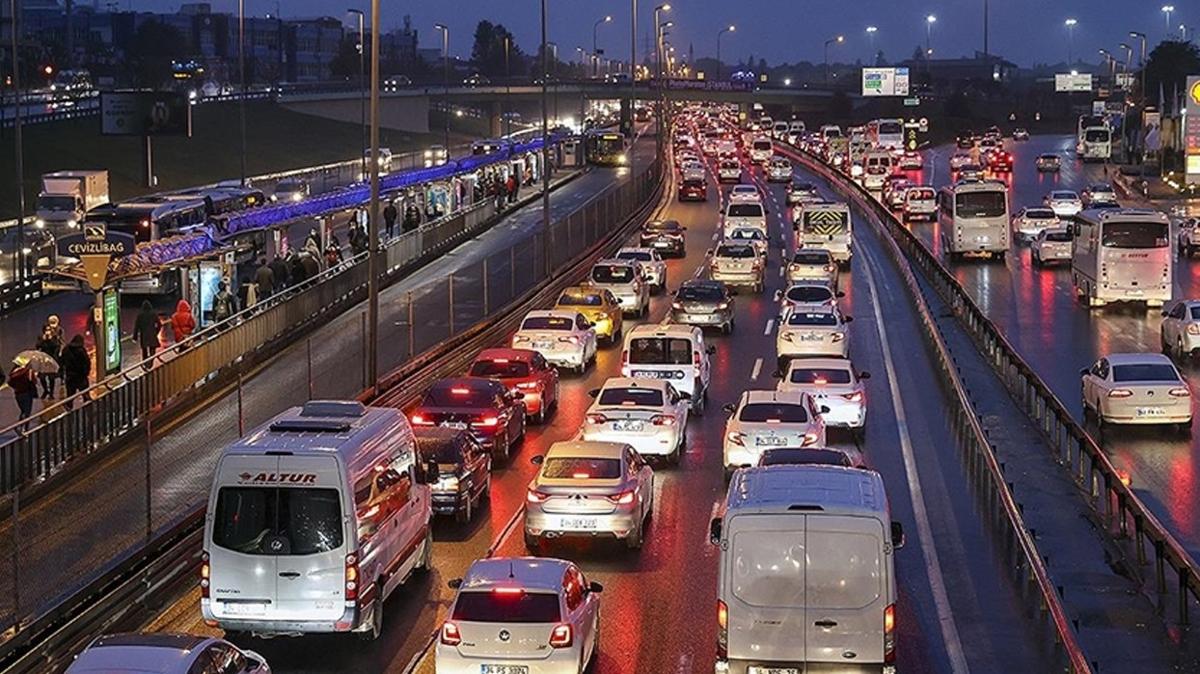 stanbul'da okullar tatil edildi: Trafik younluu azald