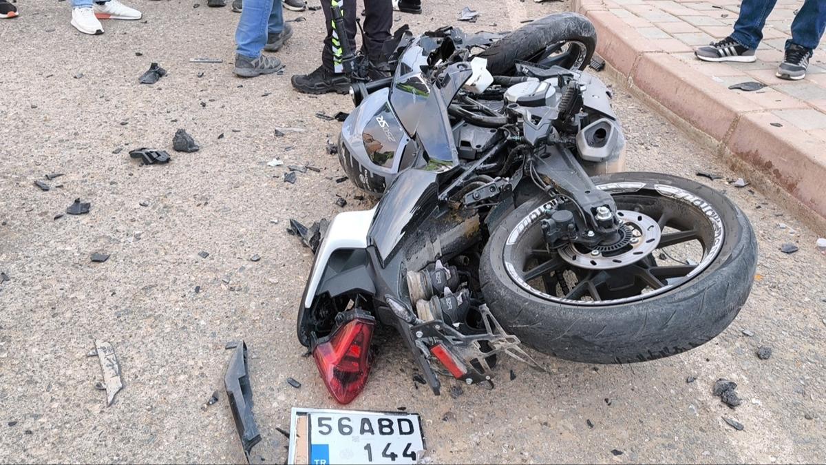 Siirt'te pikap ile arpan motosikletin srcs hayatn kaybetti