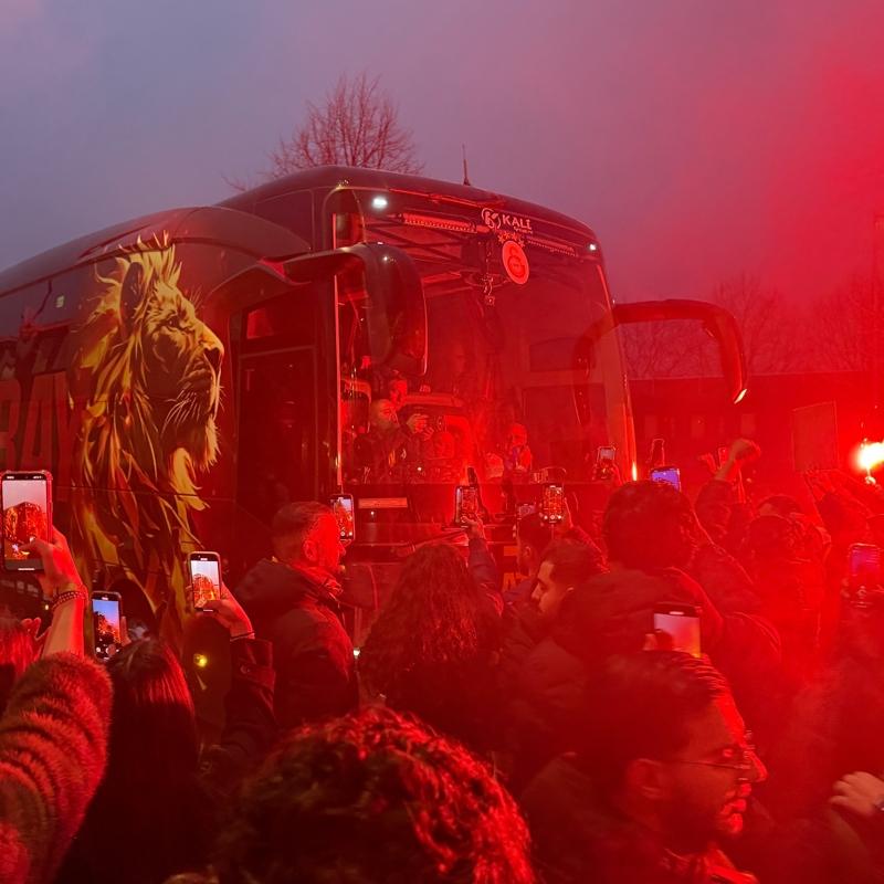 Galatasarayl taraftarlar, AZ Alkmaar ma ncesinde ehir merkezinde topland