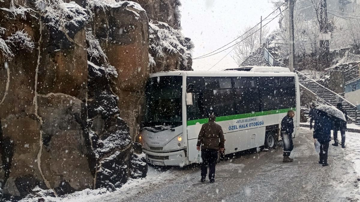 Bitlis'te halk otobs duvara arpt: 4 yaral