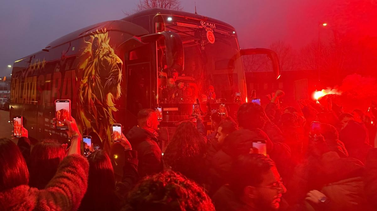 Galatasarayl taraftarlar, AZ Alkmaar ma ncesinde ehir merkezinde topland