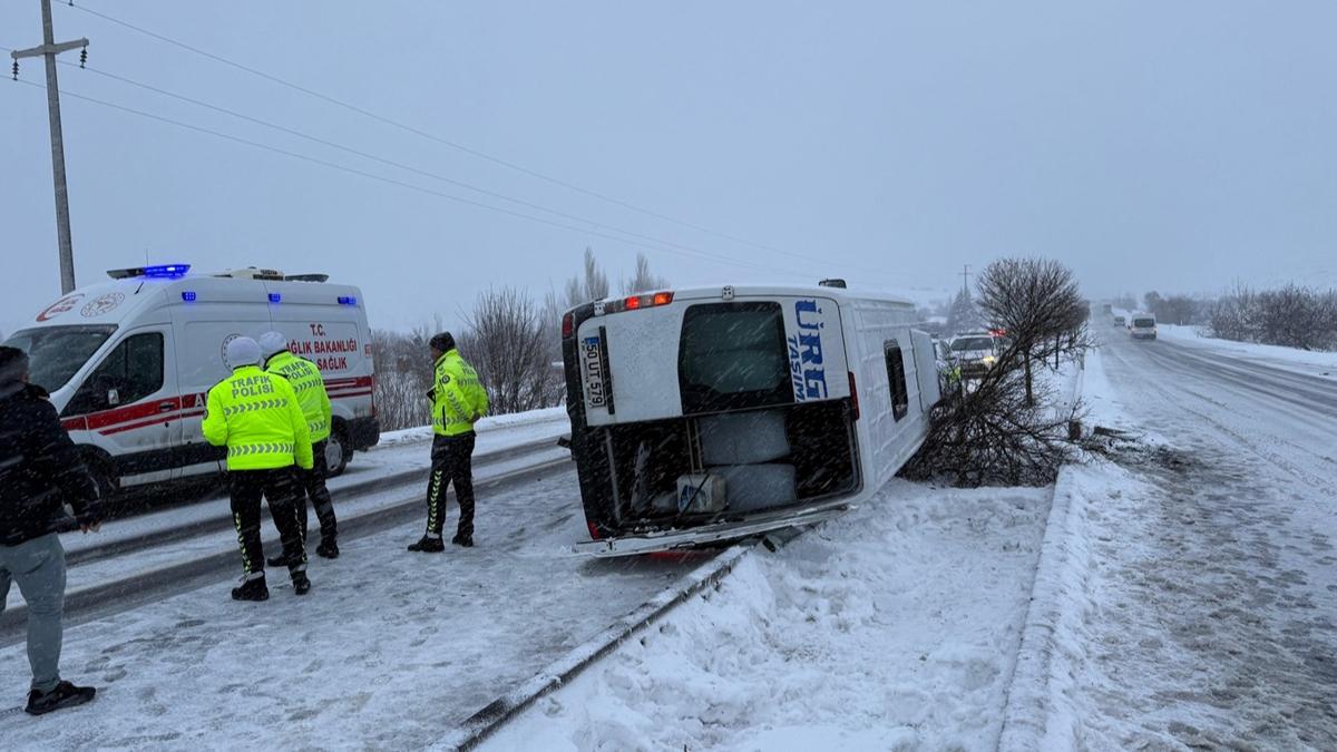 Nevehir'de yolcu minibs devrildi: 6 yaral