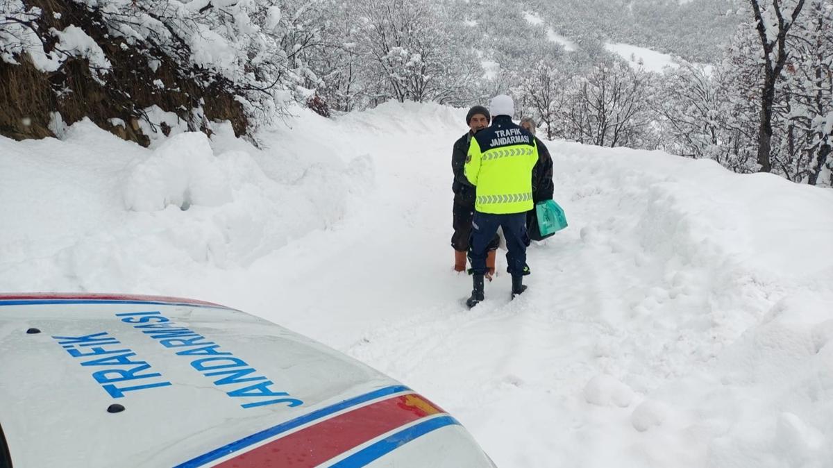 Tunceli'de kardan yolu kapanan kydeki hastay jandarma hastaneye ulatrd