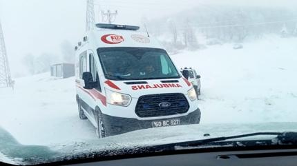 Tokat'ta köyde rahatsızlanan hasta yol açılarak hastaneye kaldırıldı