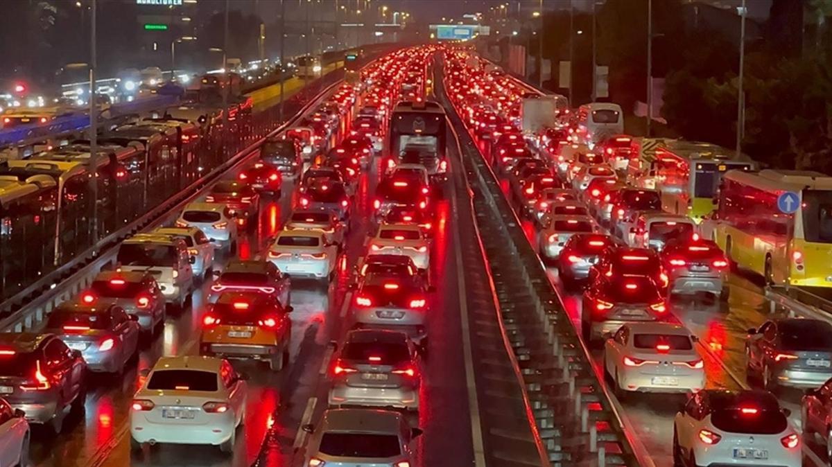 stanbul'da trafik younluu yzde 83'e ulat!