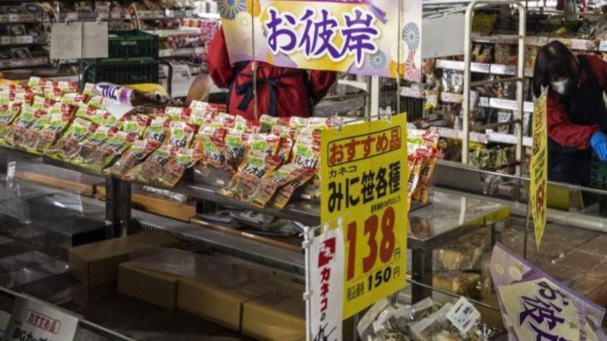Japonlar affetmedi; rek paketini ezip satn almayan kadn tutukland