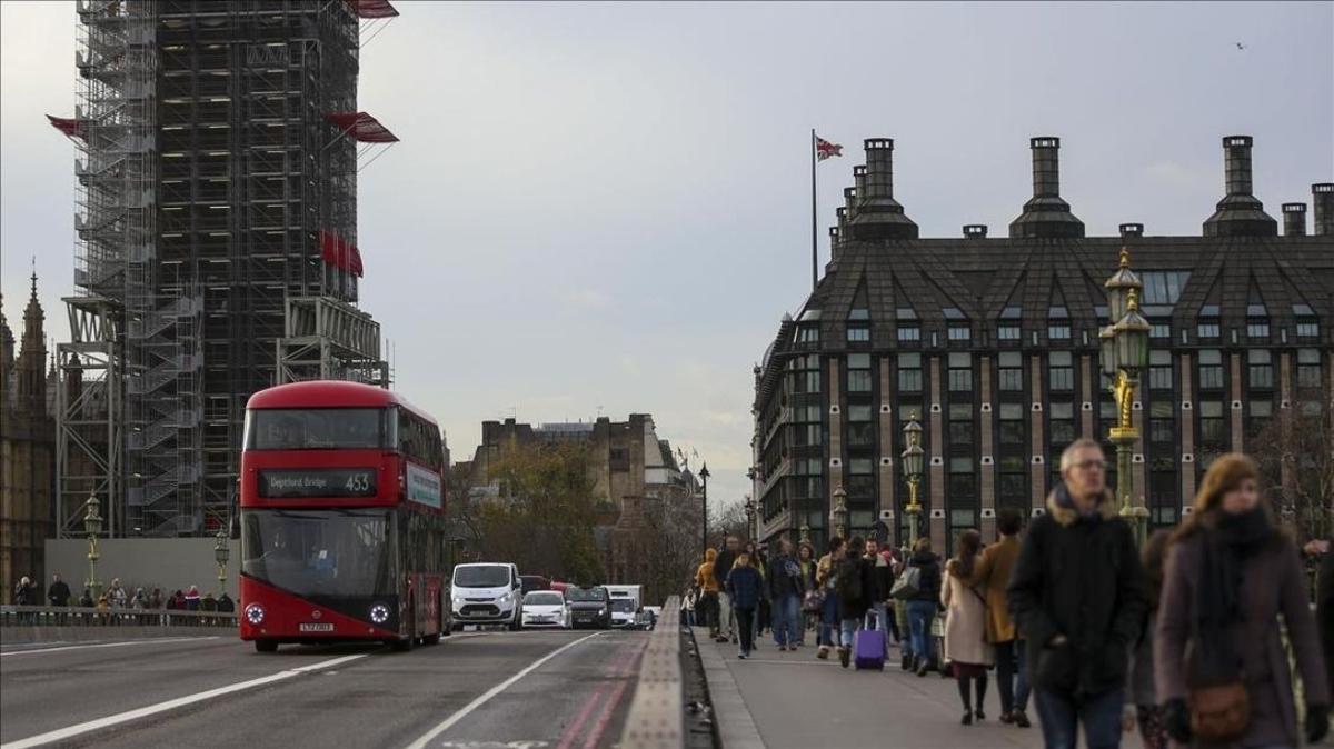 Londra'da Trk Konsolosluu nnde Kur-an yakmaya alan adam tutukland