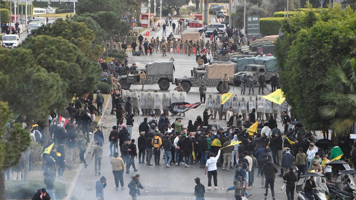 Lbnan'da havaliman protestosunda gerginlik: 23 asker yaraland