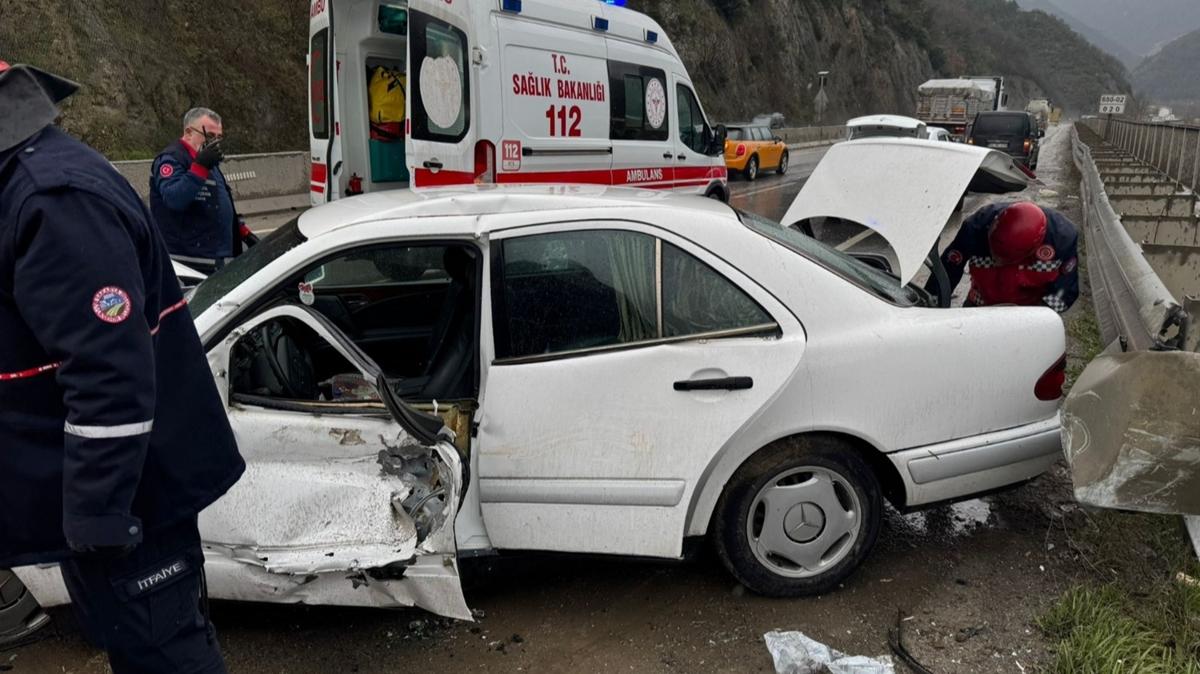 Sakarya'da bariyere arpan otomobilin srcs hayatn kaybetti
