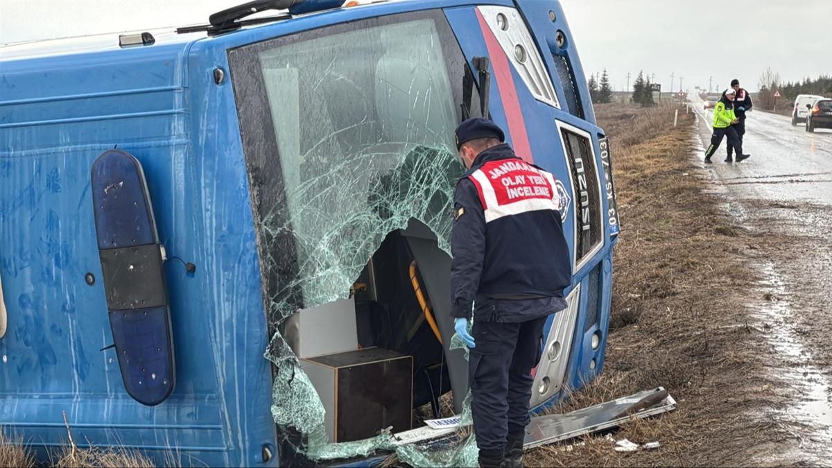 Afyonkarahisar'da cezaevi arac devrildi: ok sayda yaral var