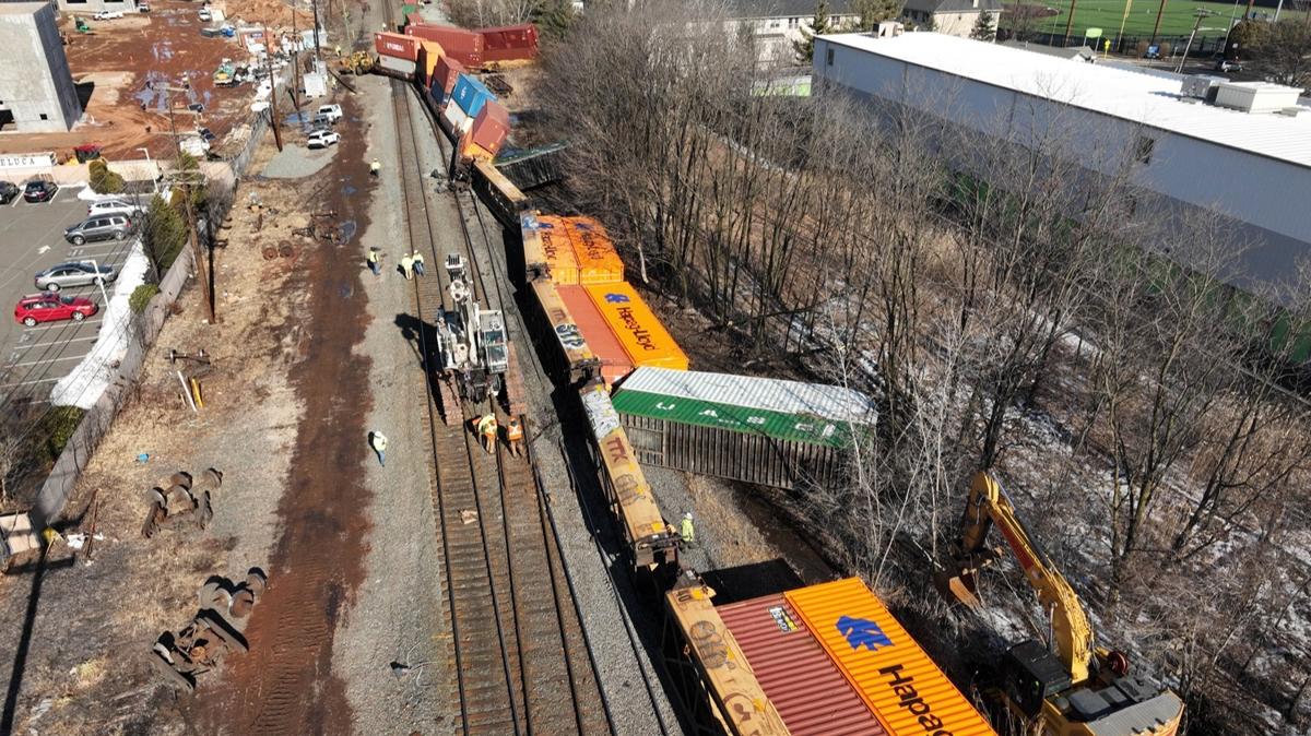 ABD'de yk treni raydan kp devrildi