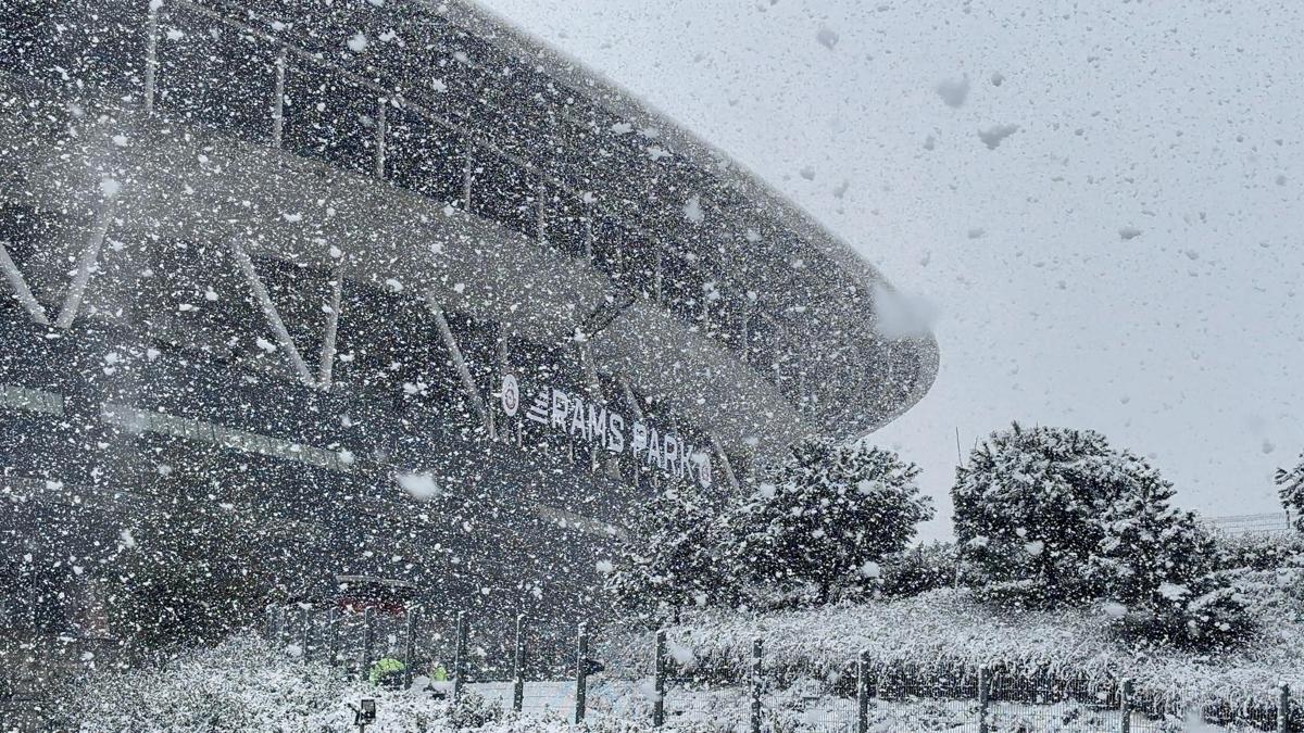 Ali Sami Yen Spor Kompleksi beyaza brnd